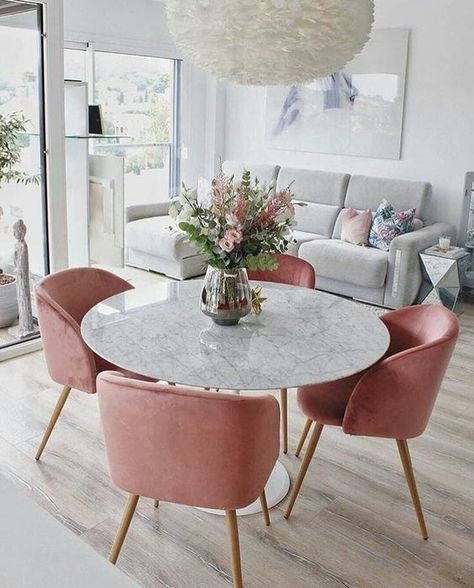 15 Modern Velvet Dining Chairs for the Dining Room - Pink Velvet dining chairs with marble dining table Pink Chairs, 아파트 인테리어, Marble Dining, Dining Table Marble, Velvet Dining Chairs, Dining Room Design, Design Case, Home Fashion, Apartment Living