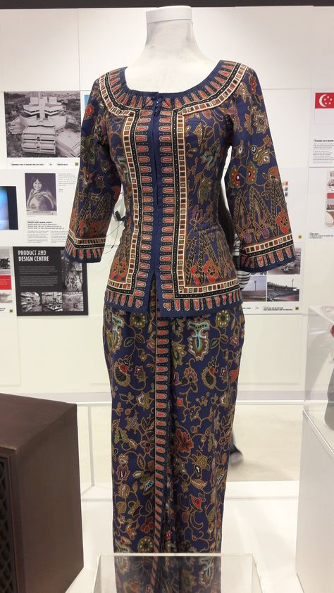 This Singapore Airlines kebaya uniform is a milestone in Singapore's design history as it is a symbol of Singaporean hospitality. The principles of design used are contrast, rhythm and balance. Singaporean Outfit, Singapore Traditional Dress, Khmer Clothes, The Principles Of Design, National Clothes, Cathay Pacific, Singapore Airlines, Principles Of Design, Batik Dress