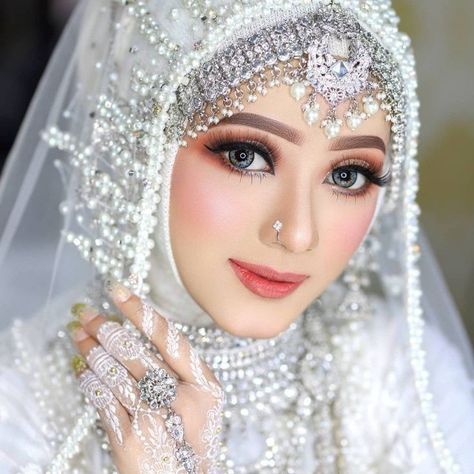 Hijab Style For Wedding, Makeup Pengantin Muslim, Hijab Brides, Pose Pengantin, Wedding Hijab Styles, Bridal Hijab Styles, Style For Wedding, Baju Kahwin, Hijabi Brides