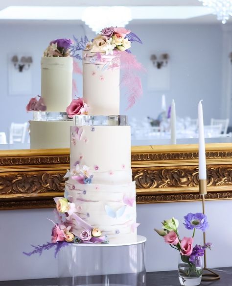 Destination Baking on Instagram: “Some prettiness from Miss Havisham's Cakes” Wedding Cake Acrylic, Wedding Cake Risers, Cake Separators, Cake Spacer, Cake Pillars, Gold And White Cake, Cake Riser, Birthday Cake Stand, Clear Cake