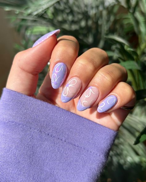 lilac chrome topped with sparkly flower outlines 🔮🌸☁️✨ rings from @luvaj 🫶 #nails #nailinspo #lilacnails #summernails #nailart #naildesign #nailinspiration Chrome Purple Nails Designs, Lilac Chrome, Spring Nail Art Ideas, Lilac Nails Design, Kylie Nails, Uñas Ideas, Lilac Nails, Purple Nail Designs, Flower Outline