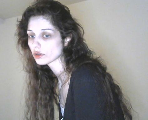 Y2k Selfie, Aesthetic Long Hair, Selfie Pose, Selfie Aesthetic, Brown Hair Brown Eyes, Creative Portrait Photography, Curly Girl Hairstyles, Long Curly Hair, Selfie Poses