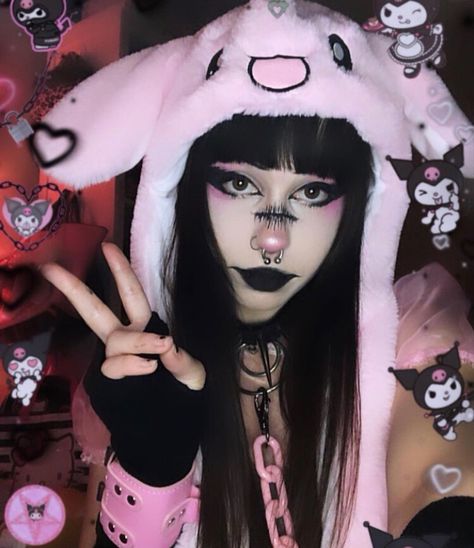 Goth Outfits Aesthetic, Makeup Egirl, Pastel Goth Makeup, Trad Goth Makeup, Pink And Black Hair, Pastel Goth Outfits, Indie Makeup, Alt Makeup, Skater Aesthetic