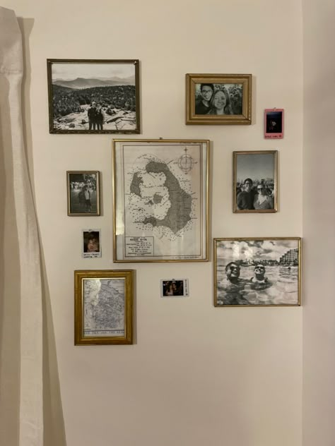 Picture Frames Bedroom Wall, Framed Wall Collage Aesthetic, Photo Wall Collage Bedroom Black And White, Gold And Black Picture Frame Wall, Black And White Photo Gold Frame, Black And Gold Frames On Wall, Asthetic Picture Frame Wall, Framed Picture Wall Ideas Bedroom, Gold Picture Frame Collage