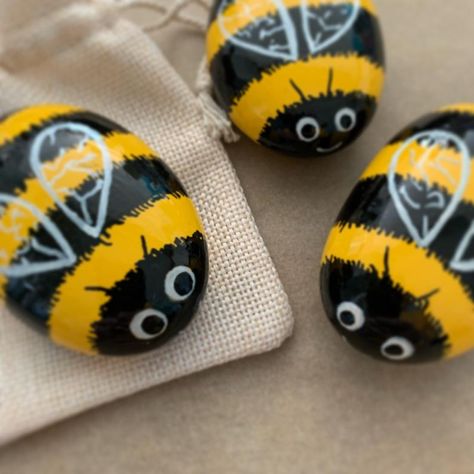 Bee Rocks, Sea Rocks, Bee Painting, Art Faces, Cottage Crafts, Painted Rocks Kids, Decorated Flower Pots, Painted Rocks Craft, Stones Diy