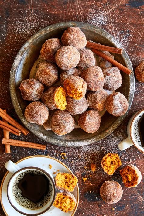 Pumpkin Donut Holes - The most irresistible mini pumpkin muffins smothered in cinnamon sugar goodness! Perfect for breakfast, lunch + dinner! Damn Delicious Recipes, Pumpkin Donut Holes, Mini Pumpkin Muffins, Pumpkin Donut, Curry Ramen, Donut Holes, Pumpkin Muffins, Quick Breads, Coconut Curry