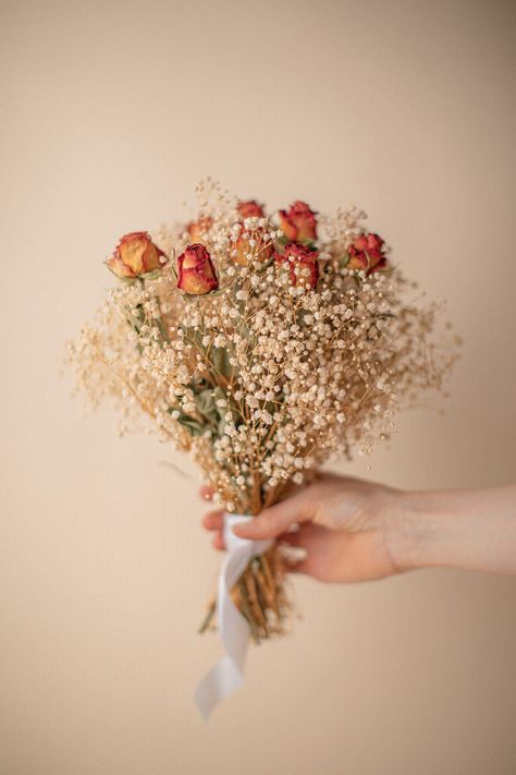 Simple Wedding Bouquets, Flower Crown Bridesmaid, Orange Bouquets, Dried Roses, Orange Wedding Flowers, Drying Roses, Red Bouquet Wedding, Dried Flowers Wedding, Boho Wedding Bouquet