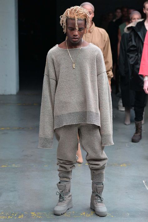 Hot on the heels of his Adidas Yeezy 750 Boost sneakers, Kanye West unveiled his fall 2015 debut ready to wear collection for Adidas during New York Fashio Homeless Fashion, Yeezy Season 1, Yeezy Collection, Yeezy Season 2, Kanye West Style, Yeezy Fashion, Yeezy Season, Fall 2015, Men Looks