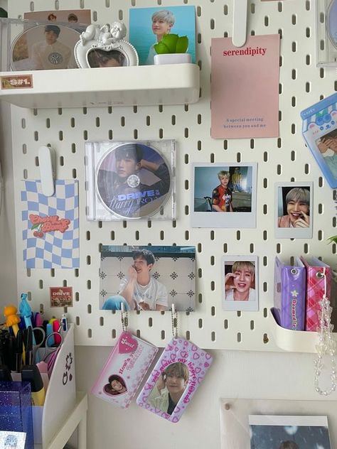 skadis ikea, pegboard ideas, aesthetic desk, pegboard kpop, office aesthetic IG @venetiakamara Kpop Pegboard Aesthetic, K Pop Peg Board, Kpop Office, Pegboard Aesthetic, Cluttered Room Aesthetic, Kpop Pegboard, Ikea Pegboard Ideas, Desk Pegboard, Skådis Ikea