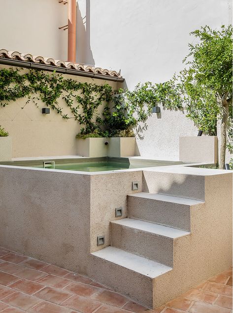 Small Tiled Garden Ideas, Mini Mediterranean House, Pool Overground, Pool In Terrace, Overground Pool, Balcony Garden Decor Ideas, Roof Top Garden, Piscinas Pequeñas, Tile Garden