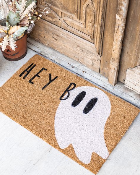 Halloween Floor Mat, Halloween Welcome Mats, Layered Door Mat Ideas, Halloween Door Mat Diy, Diy Doormat Paint, Diy Halloween Doormat, Fall Door Mats, Halloween Door Mats, Outdoor Rug Diy