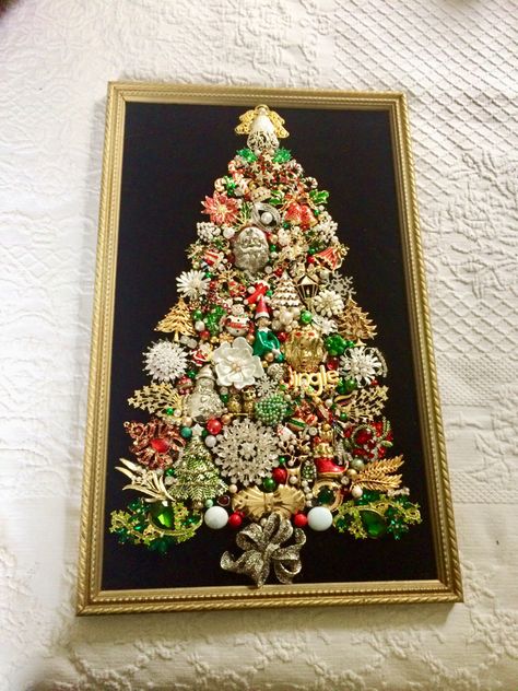 Christmas Tree Brooch Picture, Vintage Brooch Christmas Tree, Vintage Jewelry Art Christmas Tree, Vintage Jewelry Christmas Tree Brooch Pin, Christmas Tree Collage Art, Brooch Art Framed, Brooch Tree, Brooch Frame, Rhinestone Pictures