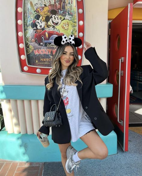 Disney Winter Outfits, Disney Poses, What To Wear To Disney, Disney Outfits Women, Japan Outfits, Disneyland Birthday, Theme Park Outfits, Disney Themed Outfits, Cute Disney Outfits