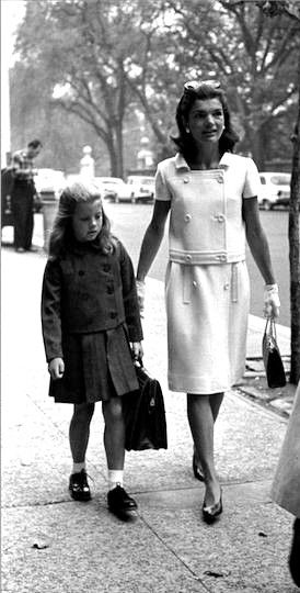 Caroline and Jackie Jackie O Style, Jackie Onassis, Jfk Jr, Stil Elegant, Jackie O, Looks Vintage, First Lady, Style Icon, Style Icons