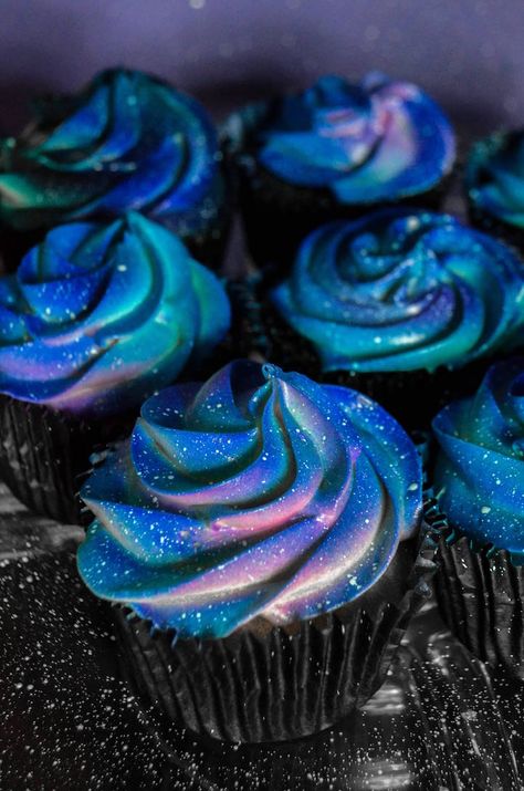 Galaxy Desserts, Galaxy Cupcakes, Space Cupcakes, Swirl Cupcakes, Galaxy Wedding, Galaxy Cake, 귀여운 음식 그림, Themed Wedding Cakes, Cupcake Designs