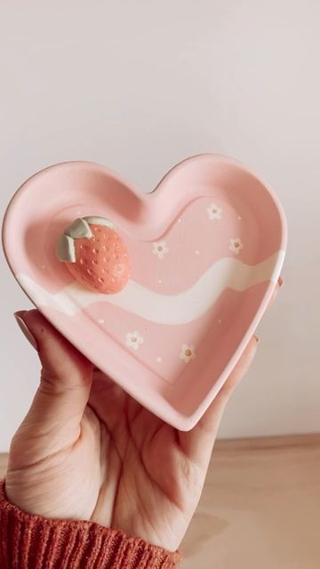 Strawberry Jewelry Tray, Sculpt Clay Ideas, Strawberry Clay Tray, Air Dry Clay Jewelry Tray, Heart Clay Tray, Jewelry Tray Clay, Diy Jewelry Dish, Clay Jewelry Tray, Diy Jewellery Dish