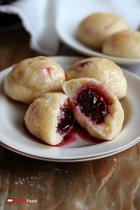 Knedle Recipe, Plum Dumplings, Plum Dessert, Fruit Cake Recipe Christmas, Polish Pierogi, Polish Desserts, Polish Foods, Vegetarian Main Dish, Plum Recipes