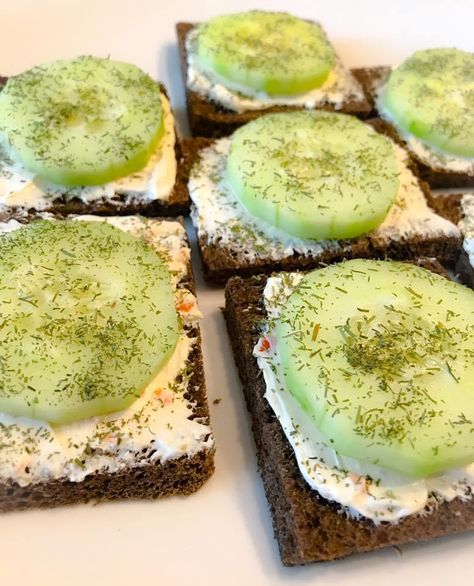 Open Face Cucumber Sandwiches, Pumpernickel Bread Sandwich Ideas, Music Graduation, Open Faced Sandwiches, Cucumber Sandwiches Recipes, Cucumber Snacks, Party Bread, Keeping On Point, Cucumber Appetizers