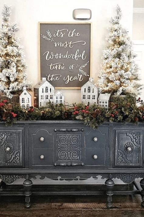 The Best Farmhouse Christmas Decor Inspiration - A huge collection of Farmhouse Christmas Decor inspiration that is completely on-trend, showcasing neutral color palettes with natural materials. #farmhousedecor #christmasdecor #farmhouse #farmhousechristmas #holidayfarmhouse #christmasfarmhousedecor #christmasdecoratingideas #xmasfarmhouse #holidaydecorations #christmasporch #holidaydecor #diychristmasdecor #christmasgarland #christmastabledecor #christmasdecorations #farmhousexmas #neutralchris Rustic Farmhouse Christmas, Christmas Decoration Ideas, Xmas Deco, Farmhouse Ideas, Farmhouse Christmas Decor, Noel Christmas, Christmas 2019, Country Christmas, Christmas Deco