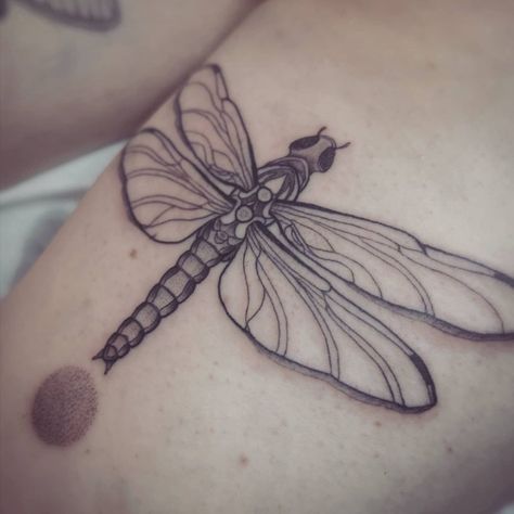 𝙰𝚛𝚊𝚗𝚎𝚘 on Instagram: "𝙳𝚛𝚊𝚐𝚘𝚗𝚏𝚕𝚢 . . Freitag ist Flügler Tag . . Araneo@posteo.de" Fantasy Dagger Tattoo, Dragonfly Dagger Tattoo, Fantasy Dagger, Dagger Tattoo, Body Tattoos, Lotus Flower Tattoo, Tattoo Art, Lotus Flower, Flower Tattoo