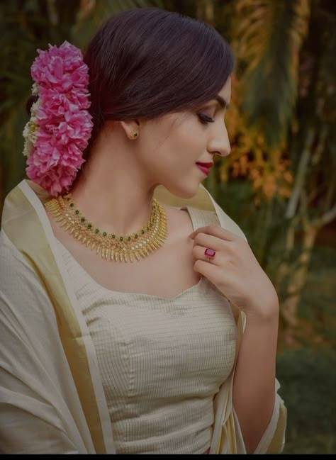 Onam Outfits Hairstyles, Onam Jewelry Ideas, Onam Photoshoot Ideas At Home, Kerala Dhavani, Onam Ideas, Onam Photoshoot Ideas, Onam Photoshoot, Kerala Outfits, Onam Outfits Ideas