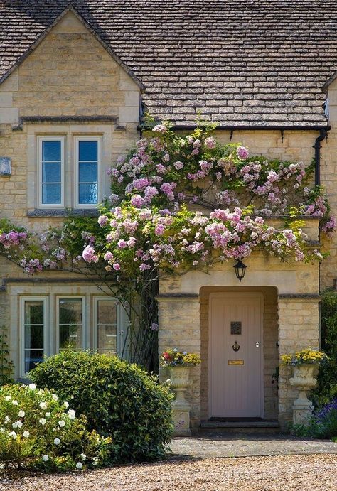 Arborfield Cottage, Blind Lane, Chipping Campden, Cotswolds, England. House With Flowers, Cotswolds Cottage, Cottage Exterior, Casa Exterior, Dream Cottage, English Cottage, Dream House Exterior, Garden Cottage, Cozy Cottage