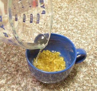 Instant Mug Mac & Cheese : 4 Steps (with Pictures) - Instructables Cheese Macaroni, Dorm Food, Classic Mac And Cheese, Food Contest, Easy Lunch Recipes, Out Of The Blue, In A Mug, Single Serving, Macaroni Cheese