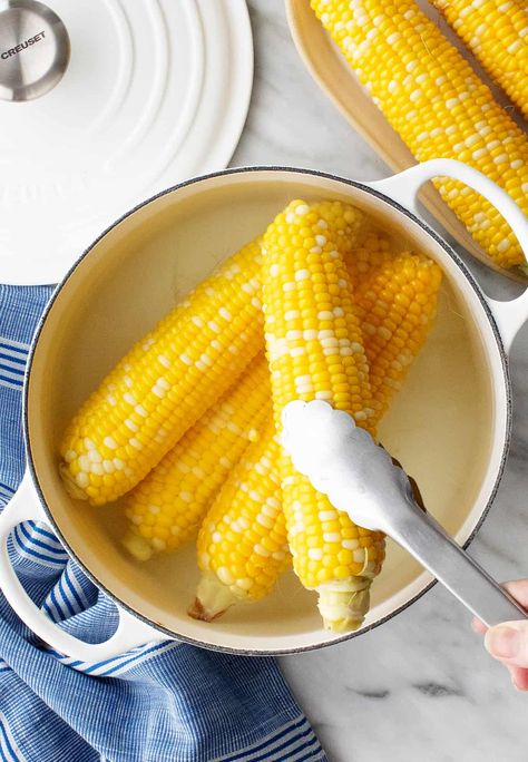 How to Boil Corn on the Cob Recipe - Love and Lemons How To Boil Corn, Boil Corn On The Cob, Summer Corn Recipes, Cooking Sweet Corn, Fresh Corn Recipes, Corn In The Oven, Grilled Vegetable Skewers, Jackfruit Sandwich, Bbq Jackfruit