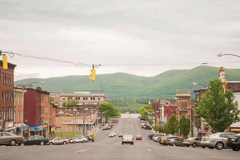 Newburgh evokes a feeling of déjà vu—as well as one of vast potential. Anyone familiar with its history knows that it is capable of great highs and deep lows. Although Newburgh ranks as New York State’s most crime-ridden city, with a quarter of its population below the poverty line, its spectacular architecture and intact urban … Newburgh New York, Newburgh Ny, Hudson River Valley, Valley City, Sustainable Building, Architecture Magazine, The Berkshires, Places In America, Dream Beach