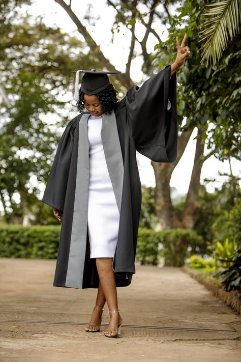 Girl graduation photography poses Graduation Pictures 2024, Masters Graduation Outfit Ideas, Graduation Pictures Women, Graduation Poses For Ladies, Graduation Poses Ideas, Mba Graduation Pictures, Girl Graduation Posing, Graduation Poses Photo Shoots, Female Cap And Gown Pictures