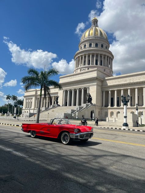 Un impresionante día  en La Habana, Cuba, donde el Capitolio se alza majestuoso mientras un vibrante y elegante  coche rojo cruza por delante, creando una estampa icónica de la vida en la ciudad. Havana Cuba Aesthetic, Cuba Travel, Havana Cuba, Havana, Cuba, Places To Visit, Collage, Travel, Pins