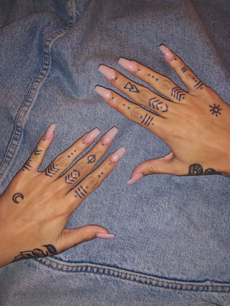 White Finger Tattoos, Girl Finger Tattoos, Tattoo Main, Simple Finger Tattoo, Simple Hand Tattoos, Cute Finger Tattoos, Small Finger Tattoos, Tato Henna, Finger Tattoo For Women