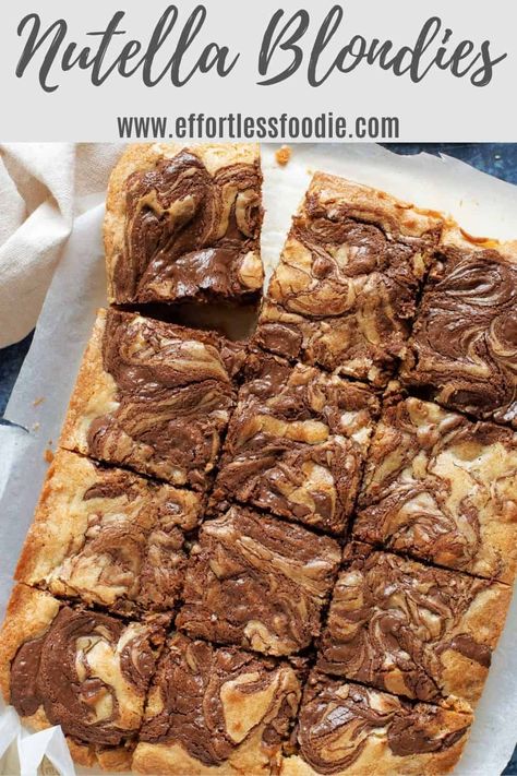 Dense, soft, and fudgy, these easy Nutella Blondies take just a few minutes to throw together and will definitely fix your sugar craving! Nutella Blondies Recipe, Brownie Recipes Nutella, Nutella Brookies, Nutella Biscoff Brownies, 4 Ingredient Nutella Brownies, Nutella Blondies, Molten Cake, Peanut Butter Nutella, Blondies Recipe