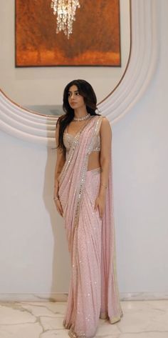 Saree Wedding Simple, Aesthetic Sarees For Wedding, Saree Outfit Ideas Simple, Saree Idea For Wedding, Sari Modern Style, Saris For Farewell, Saree For Shaadi, Pink Saare Aesthetic, Farewell Sari Ideas