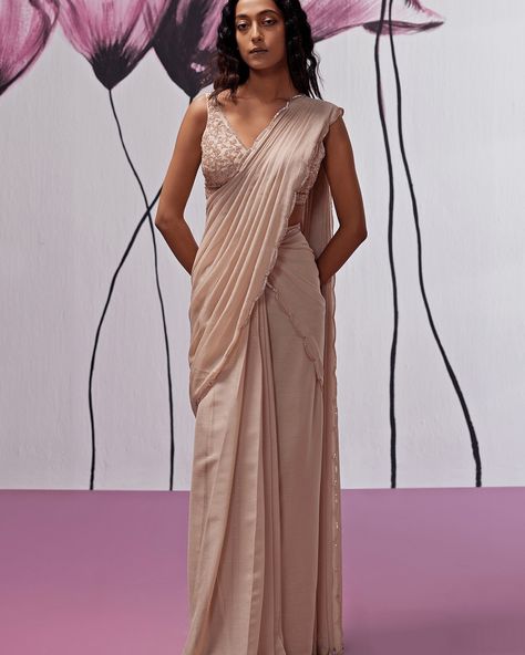 Golden hour just got a whole new meaning 🍸 Find your cocktail saree on Fabilicious ✨ WhatsApp us on +91 99992 89222 for any queries 🌟Made to Measure 🌟Personal service with VC for measurements 🌟 Trusted Brand #indianwedding #linkinbio #indiandesigner #weddingcollection #new #weddingguest #newcollection #sangeet #glam #mehendi #saree #indianwedding #sangeet #summerwedding #mehendi #cocktail #cocktailsaree Mehendi Saree, Indowestern Saree, Golden Blouse Designs, Cocktail Saree, Beige Saree, Golden Saree, Stitched Saree, Scallop Border, Bridesmaid Saree