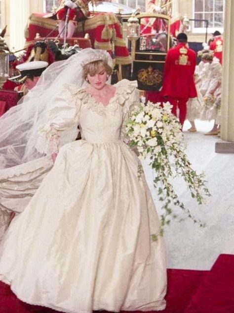 Princess Diana Wedding Day Princess Diana Wedding Dress, Charles And Diana Wedding, Diana Wedding Dress, Princess Diana Dresses, Royal Wedding Gowns, Princess Diana Wedding, Prins William, Diana Wedding, Gown Designer