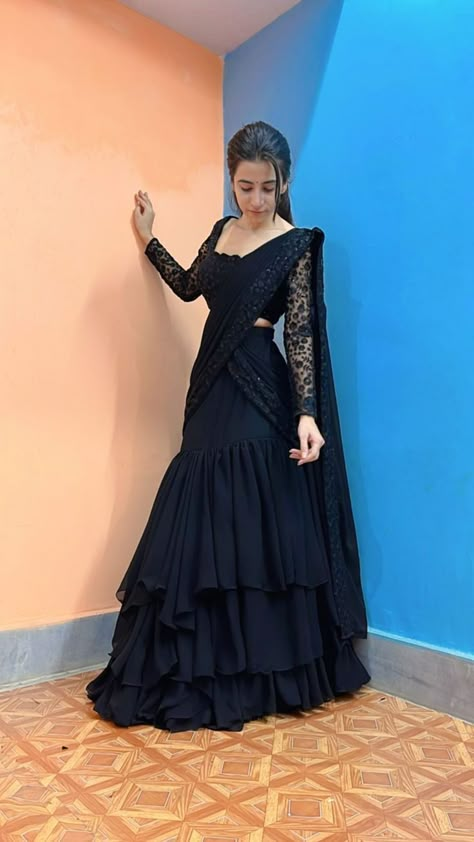 Lehenga With Saree Ideas, Black Wedding Outfits For Women, New Look Saree Design, Designer Black Saree, Part Wear Dresses Designs, Idea For Dress Design, Black Ready To Wear Saree, Black Outfit For Women Party, Farewell Party Saree Ideas