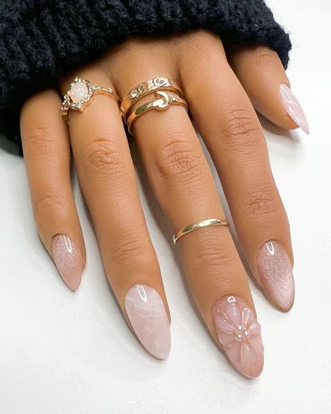 Gold Nail Accent, 3d Wedding Nails, Line Nail Designs, Rose Quartz Nails, Gold Accent Nail, Rose Gold Nail Art, Engagement Nails, Gold Nail Art, Romantic Nails