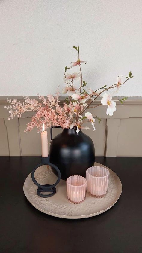 Wallpaper Decor Ideas, Wallpaper Design Ideas, Coffee Table Decor Living Room, Black Living Room Decor, Cozy Up Your Home, Flowers In A Vase, Apartment Living Room Design, Table Decor Living Room, Dream Apartment Decor