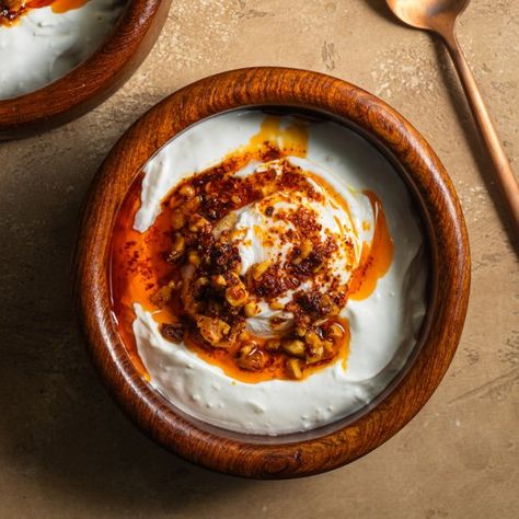 Çilbir is an incredibly tasty Turkish dish of poached eggs in garlicky yogurt topped with spiced chili oil. Turkish Poached Eggs, Paleo Cheese, Sweet And Savory Breakfast, Savory Breakfast Recipes, Chicken Cake, Brunch Bread, Low Carb Fruit, Lunch Appetizers, Summer Appetizer