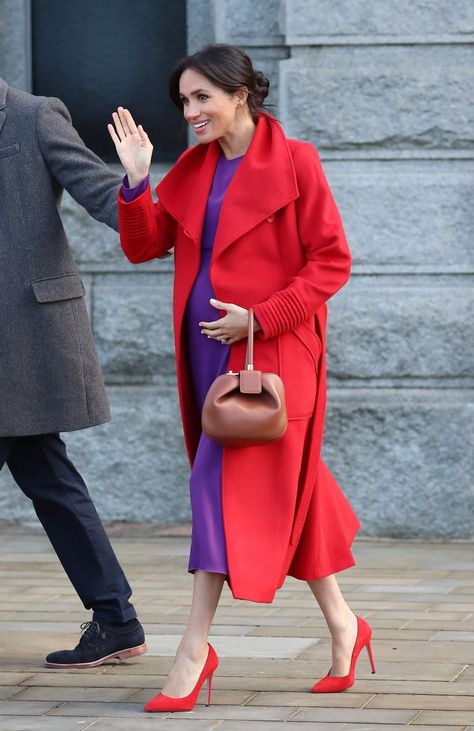 Prepare to Fall in Love With Each and Every Single One of Meghan Markle’s Winter Outfits Prins Harry, Colour Combinations Fashion, Meghan Markle Style, Color Blocking Outfits, Fashion Leaders, Color Combinations For Clothes, Pregnancy Looks, Purple Outfits, Colour Blocking