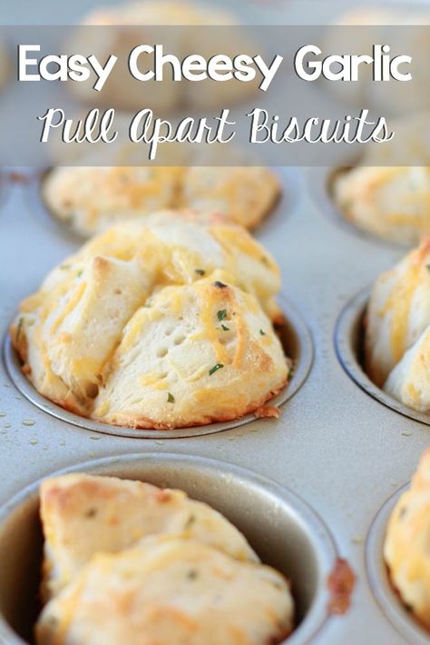 Easy Cheesy Garlic Pull Apart Biscuits using Pillsbury Grand Buttermilk Biscuits Pull Apart Biscuits, Grand Biscuit Recipes, Pillsbury Biscuit Recipes, Spaghetti Easy, Pillsbury Biscuits, Tin Recipes, Pillsbury Recipes, Canned Biscuits, Biscuits Easy