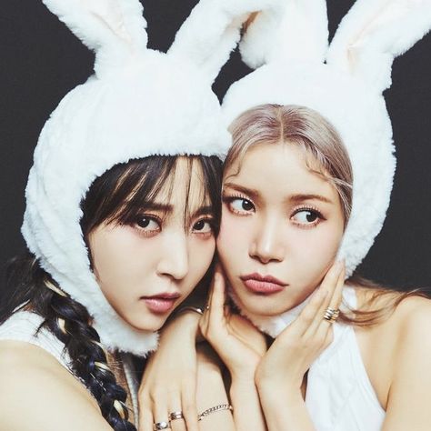 moonbyul and solar (mamamoo) Moonbyul And Solar, Icon Instagram, Solar Mamamoo, Model Poses, Red Velvet, Pretty People, Solar, Velvet, Red