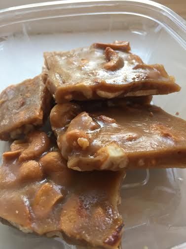 Cashew Crunch Recipe, Cashew Crunch, Pennsylvania Dutch Recipes, Crunch Recipe, Brittle Recipes, Cookies Bars, Candy Recipes Homemade, Christmas Candy Recipes, Nut Recipes