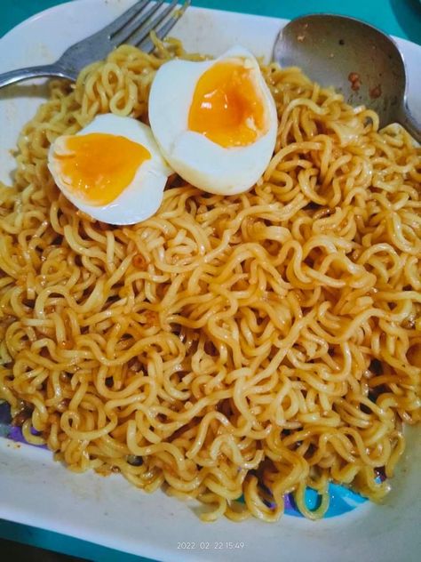 Pancit Canton Aesthetic, Pancit Canton Lucky Me, Pancit Canton With Egg, Manila Aesthetic Night, Manila Aesthetic, Pancit Canton, Fanny Photos, Floral Wallpaper Iphone, Pink Kpop