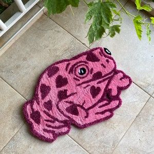 Weird Rugs, Tuft Rug Design Ideas, Tufted Rug Design Ideas, Rug Tufting Diy, Frog Rug, Warm Rug, Tufting Art, Baby Nursery Rugs, Tufting Diy