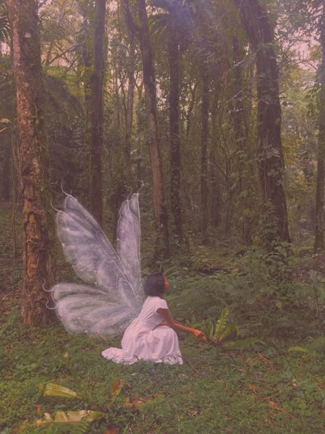 Zoe Aesthetic, Fairy Photo Shoot, Pixie Core, Green Fairycore, Fairy Pfp, Faerie Core, Peace Aesthetic, Faerie Aesthetic, Black Universe