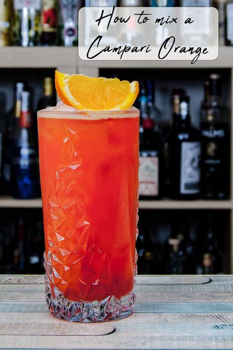 5 cl Campari 1 Barlöffel Zuckersirup ca. 12 cl Orangensaft (aufgeschäumt)  Orangensaft aufmixen, sodass er schaumig wird. Campari, Zuckersirup und etwa ein Drittel des Orangensafts auf Eis in ein Highballglas gießen und umrühren. Mit restlichem Orangensaft aufgießen und mit einem Orangenstück garnieren. Trinken. Negroni, Fun Cocktails, Classic Cocktails, Bitter, Beer Mug, Cocktail Recipes, Modern Classic, Pillar Candles, Beer Glasses