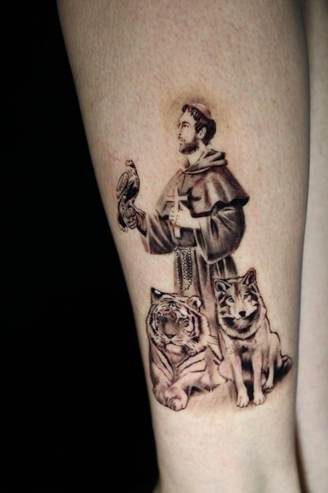 Tatuagem autoral de são Francisco, nessa versão com animais selvagens, lobo, tigre e um falcão Saint Francis Of Assisi Tattoo, St Francis Tattoo, Sao Francisco, Body Tattoo, Francis Of Assisi, San Francesco, St Francis, Body Tattoos, Tatting