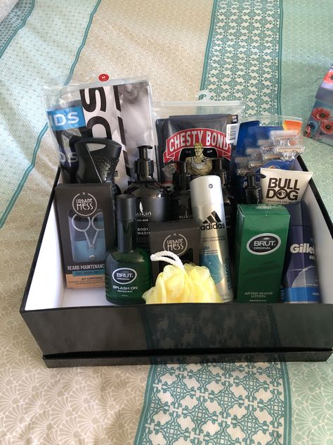 Diy Baskets, Gift Baskets For Him, Book Christmas Gift, Future Apartment Decor, Diy Basket, Best Dad Gifts, Fashion Suits For Men, Dad Gifts, Personal Hygiene